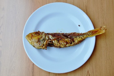 姜黄粉炸红鲷鱼装盘