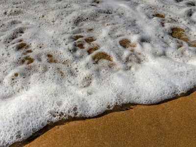 涌向沙滩的海潮