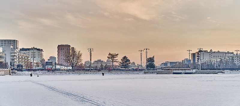 俄罗斯叶卡捷琳堡市中心的景象，从结冰的城市池塘，覆盖着雪。