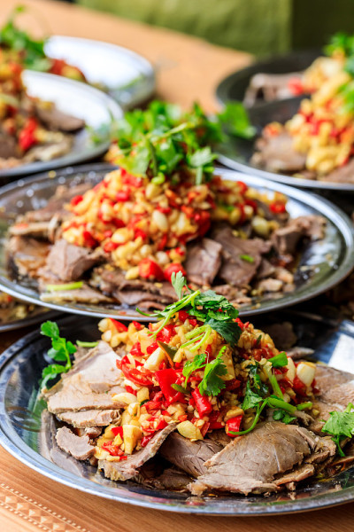 美味的牛肉干冷盘，中国菜。