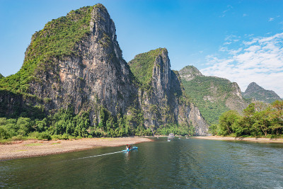 漓江喀斯特山脉的日景。