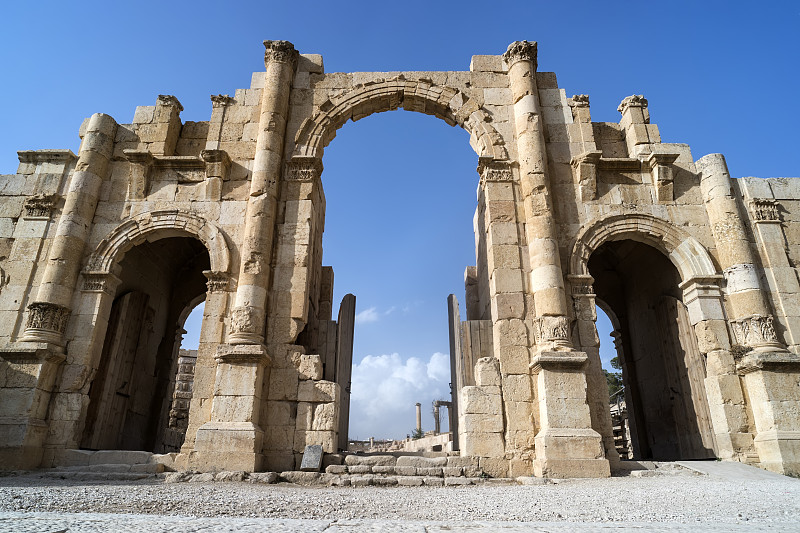 古罗马城市Gerasa的南门，现在约旦的Jerash。古代的考古遗址。高而美丽的石门上的天空背景。古