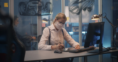 女人为汽车设计绘制概念艺术