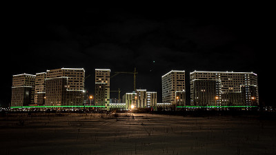 全新的住宅综合体，夜间提供照明和温暖的照明