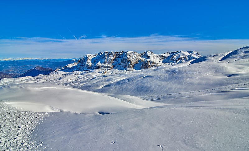 在Madonna di Campiglio的Dolomiti山和山避难所的全景冬季景观。帕索·格罗斯