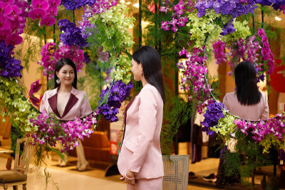 女商人在鲜花花园中感到快乐