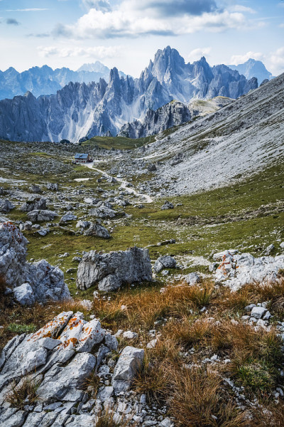 Rifugio Lavaredo与Cadini di Misurina山集团的背景。意大利拉瓦雷多火