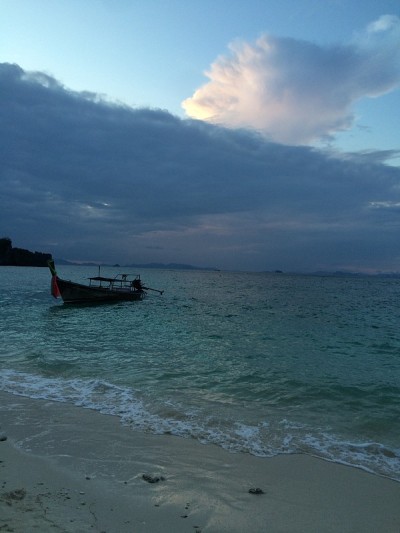 夕阳西下的泰国昂岛完美的海滩景点