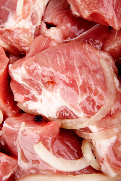 生肉加洋葱和香料