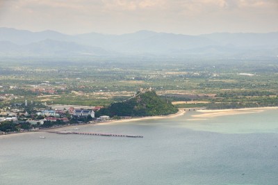 鸟瞰图的巴若普湾，巴若普镇海滨和Wat Khao Chong Kaeo泰国佛教寺庙在巴若普基里汗省泰