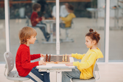 幼儿园或小学里下棋的小孩子