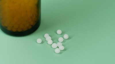 小球、小珠子和药瓶的特写