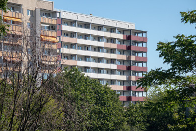 莱比锡地区典型的现代化住宅Grünau拥有蓝天，建筑来自上世纪70年代和80年代的民主德国