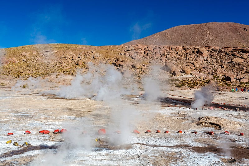 智利阿塔卡马安第斯山脉的El Tatio地热田的间歇泉景观