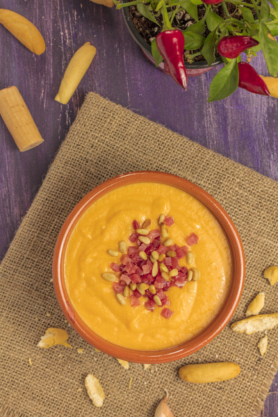 Salmorejo，传统的西班牙冷汤配面包