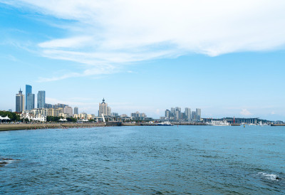 中国青岛的沿海和城市天际线