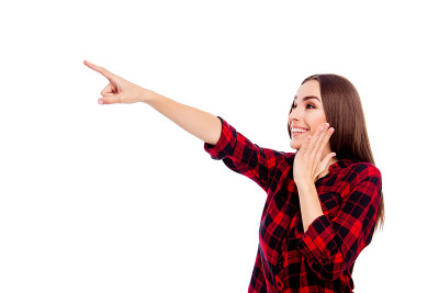 惊讶快乐漂亮的黑发女人用手指