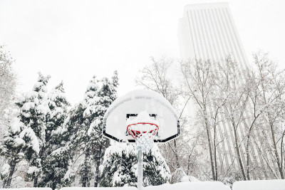 篮球框在雪下