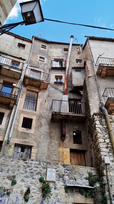 老建筑的正面有火。