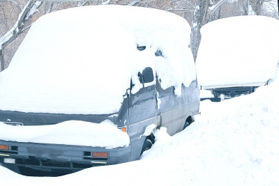 大雪过后被白雪覆盖的汽车