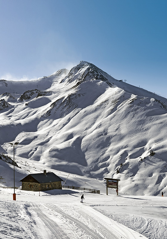 山与滑雪道