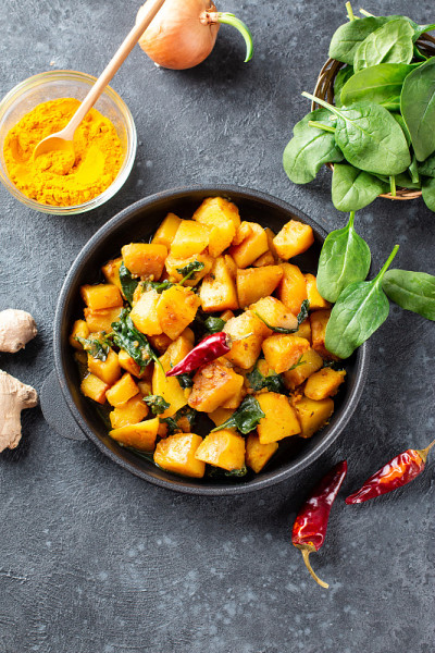 Saag Aloo，印度风格的菠菜和土豆在铸铁锅里。俯视图