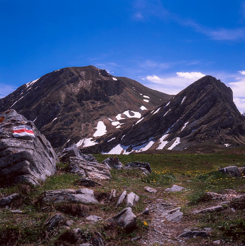 在瑞士阿尔卑斯山的Lenzerheide附近，在夏天攀登Guergaletsch峰，用模拟胶片幻灯片