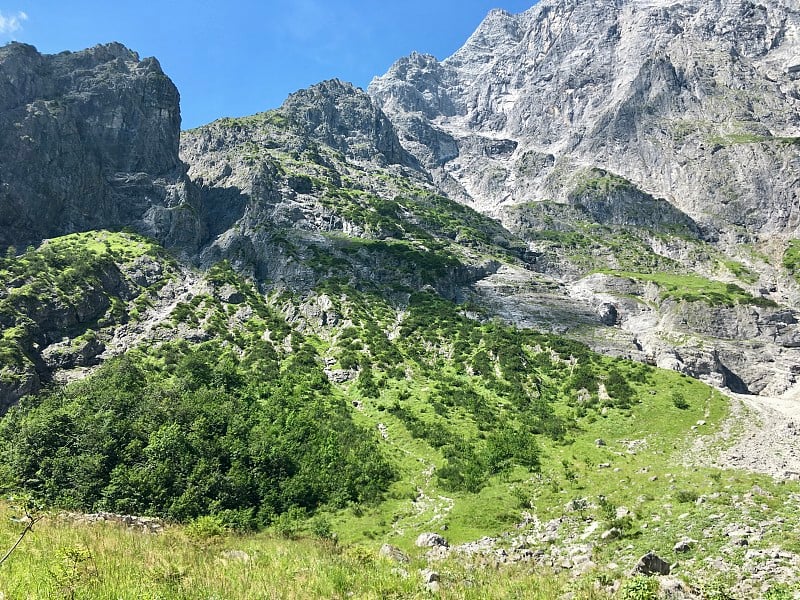 Königssee是德国巴伐利亚州贝希特斯加德纳土地区东南部的一个自然湖，靠近奥地利边界。湖的大部分