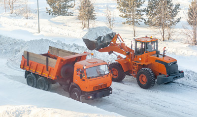 在冬季，清扫城市道路的积雪