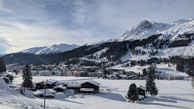 蔚蓝的天空和白雪覆盖的达沃斯山谷。
