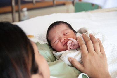 妈妈和孩子在拘留所里