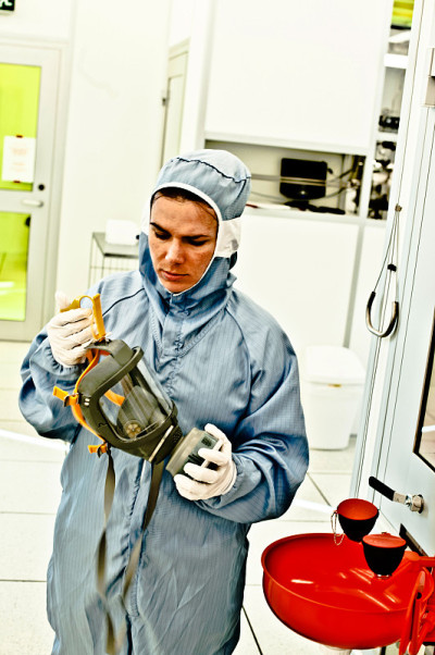 女Hazmat / Hazchem科学家戴上/脱下防毒面具。