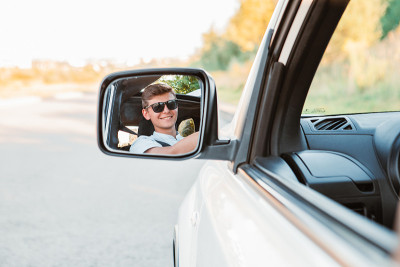 年轻英俊自信的男人开车