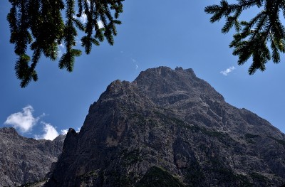 Fondovalle避难所的岩石山脊