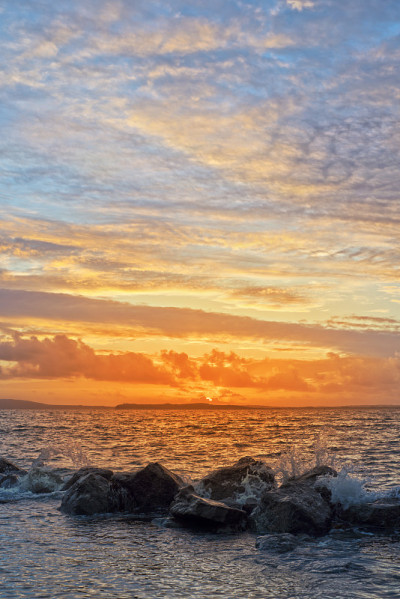 比尔海滩上，黄色的夕阳和柔和的海水