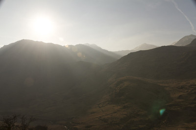 夕阳落在山峰后，放射出光芒