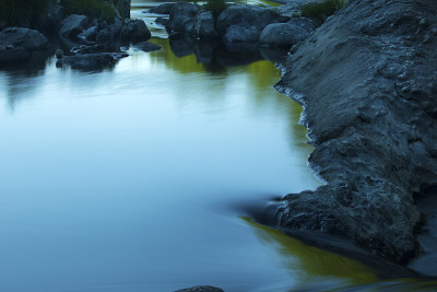 暗色岩石的静水池，法明顿河，尼帕格森林