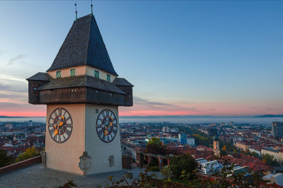 格拉茨的城市景观和著名的钟楼(Grazer Uhrturm)在什洛斯堡山，格拉茨，斯蒂里亚地区，奥地