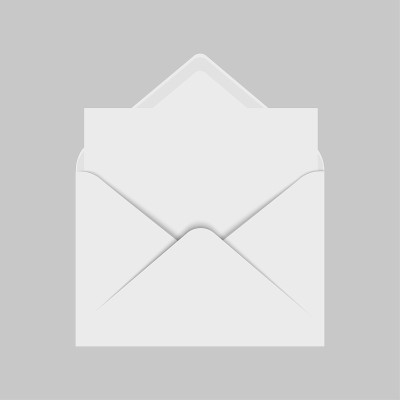 真实的模型打开白色信封与邀请卡。矢量插图。