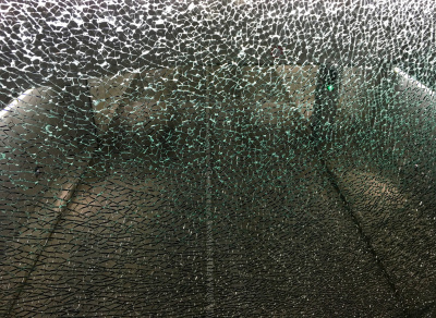 透过桥上的安全玻璃观看