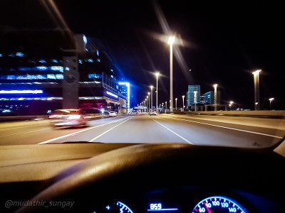 夜晚的城市驾驶