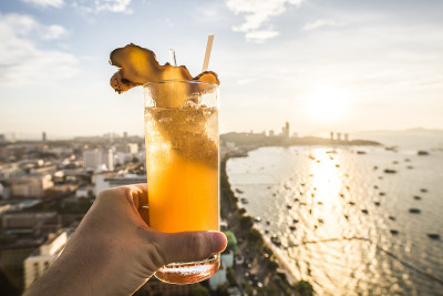 夕阳下的姜汁鸡尾酒