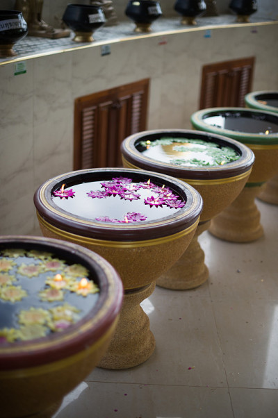 水盆风格与花烛，宗教佛教文化。