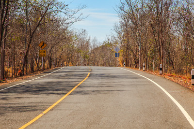 在路面铺设碎石道路