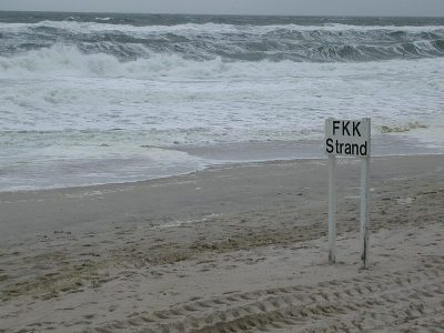 海边的裸体海滩标志