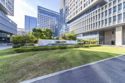 空路与现代商务办公大楼