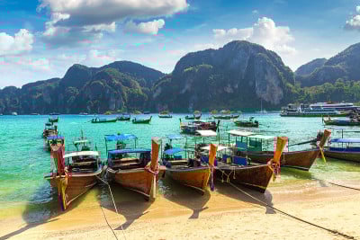 传统的泰国船在Phi Phi Don