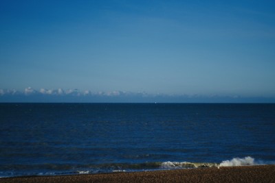 从布赖顿海滨看大海和天空