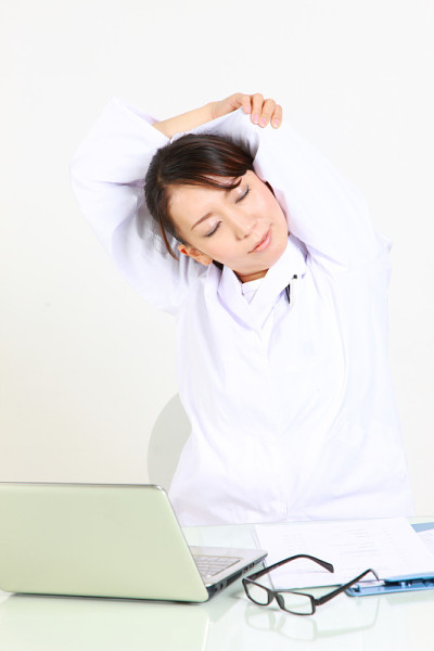 一位年轻的日本女医生正在休息