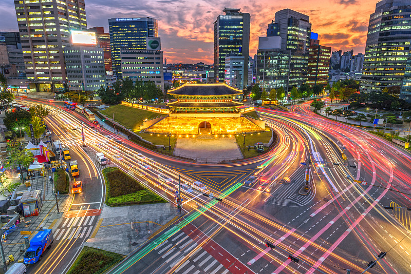 Sungnyemun gate(南大门市场)晚上在首尔，韩国。